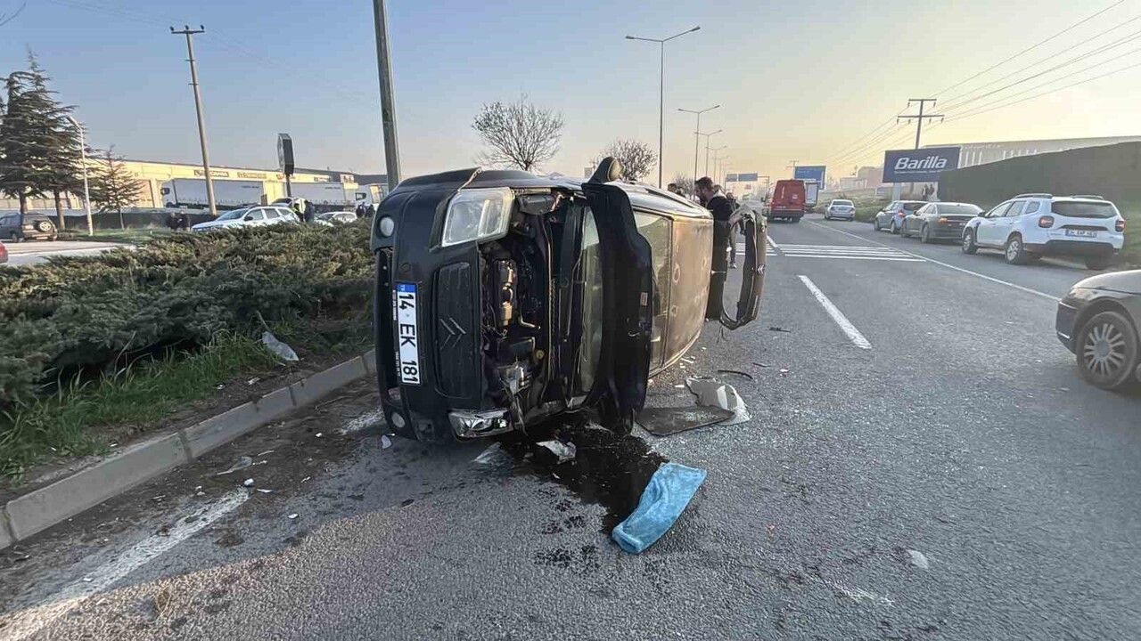 BOLU’DA D-100 KARA YOLUNDA DİREKSİYON HAKİMİYETİNİ KAYBEDEN BİR OTOMOBİL, ORTA REFÜJE ÇARPARAK...