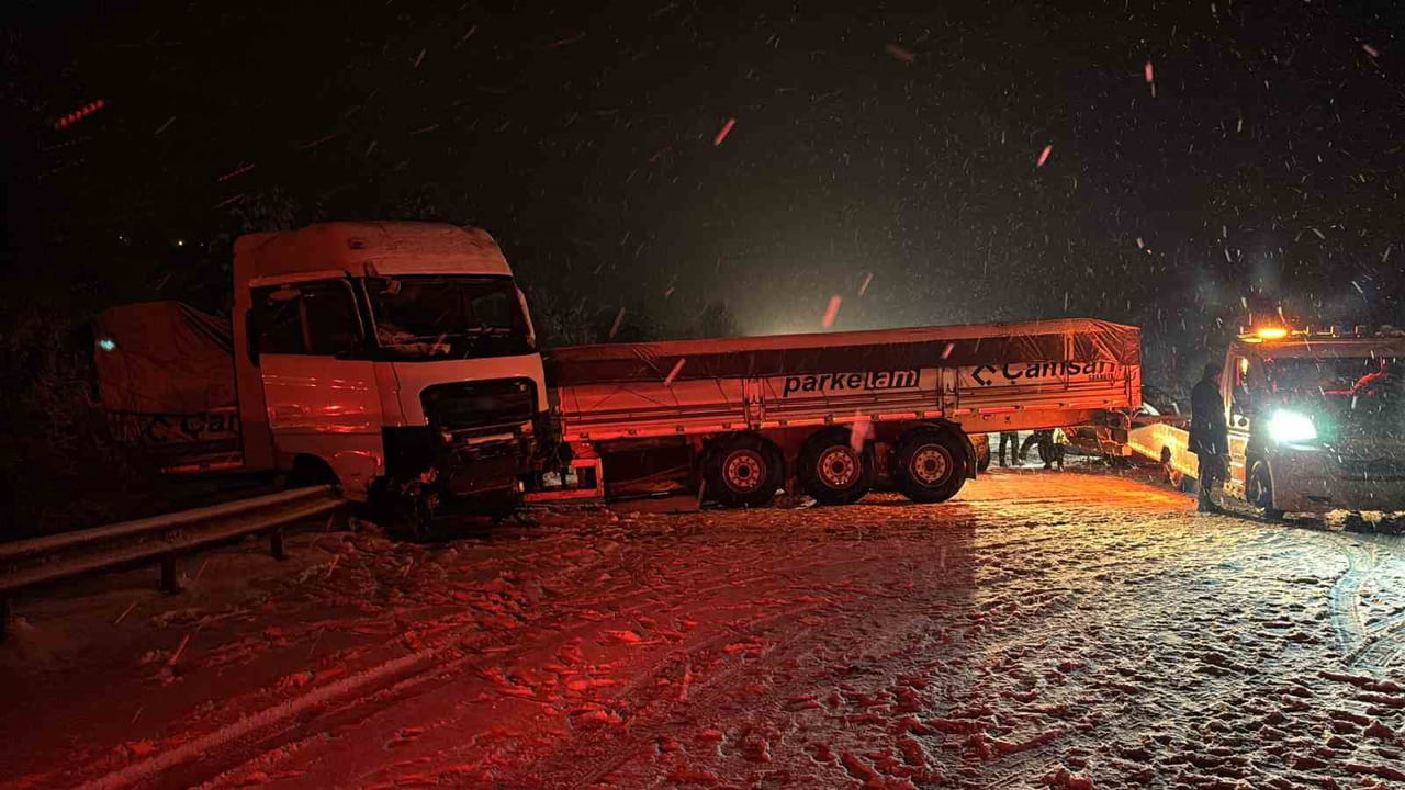 BOLU’DA ETKİLİ OLAN YOĞUN KAR YAĞIŞI NEDENİYLE TEM OTOYOLU ÇAYDURT MEVKİİNDE 3 OTOMOBİL, 2 TIR, 1...