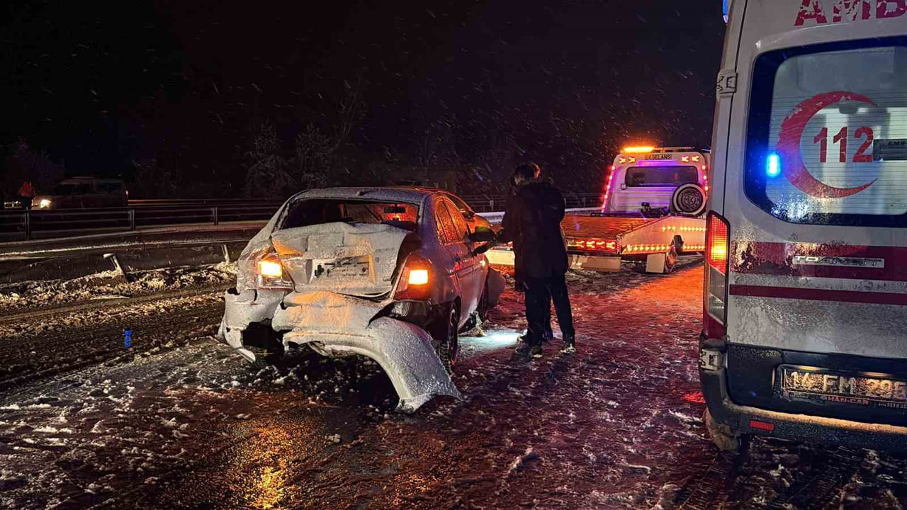 BOLU’DA ETKİLİ OLAN YOĞUN KAR YAĞIŞI NEDENİYLE TEM OTOYOLU ÇAYDURT MEVKİİNDE 3 OTOMOBİL, 2 TIR, 1...
