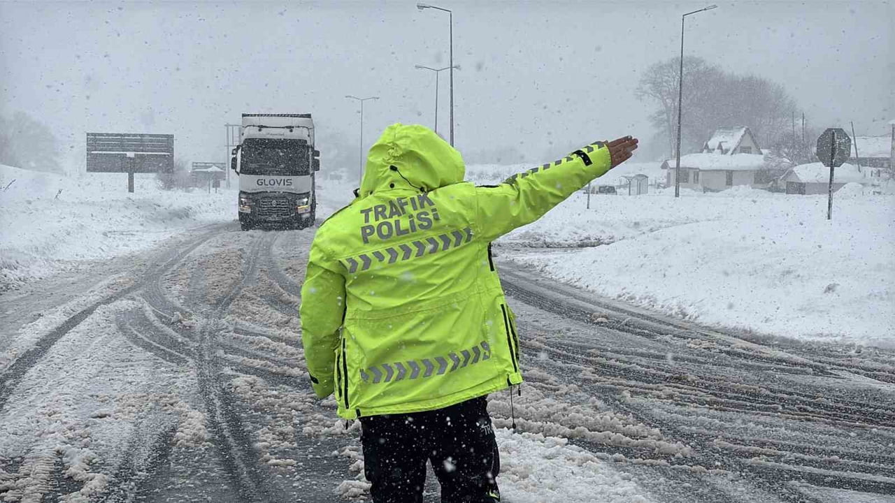 BOLU’DA ETKİSİNİ ARTIRAN YOĞUN KAR YAĞIŞI NEDENİYLE  AĞIR TONAJLI ARAÇLARIN TRAFİĞİNE KAPATILAN...