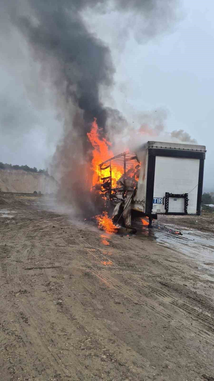 BOLU’DA KAĞIT YÜKLÜ BİR TIRIN DORSESİ, PARK HALİNDEYKEN ALEV ALEV YANDI. İTFAİYE EKİPLERİ...
