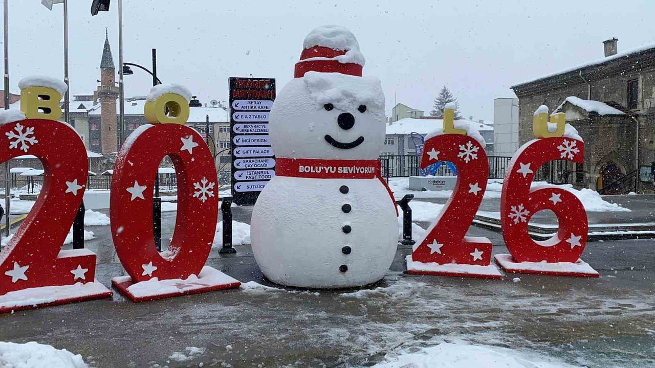 BOLU’DA SABAH SAATLERİNDE GÜNEŞLİ HAVANIN ETKİLİ OLDUĞU KENT MERKEZİNDE, ÖĞLE SAATLERİNDE ANİDEN...