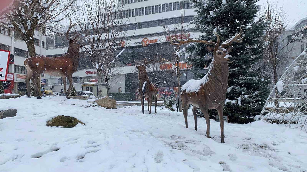 BOLU’DA SABAH SAATLERİNDE GÜNEŞLİ HAVANIN ETKİLİ OLDUĞU KENT MERKEZİNDE, ÖĞLE SAATLERİNDE ANİDEN...