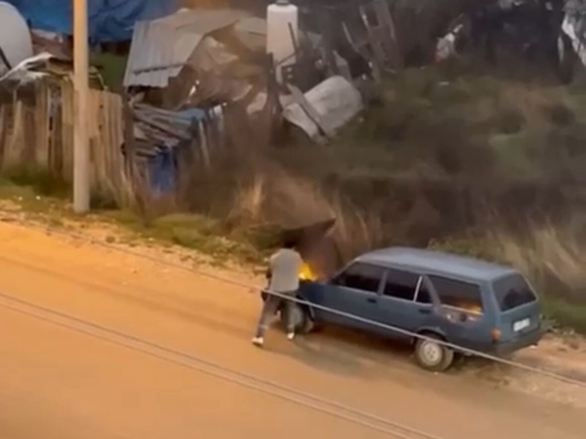 BOLU’DA SEYİR HALİNDE ALEV ALAN FİAT MARKA BİR OTOMOBİLİ, SÜRÜCÜSÜ KOVAYLA SU DÖKEREK...