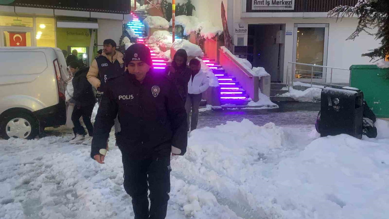 BOLU’DA YILBAŞINA SAATLER KALA GÖÇMEN KAÇAKÇILIĞIYLA MÜCADELE ŞUBE MÜDÜRLÜĞÜ, ASAYİŞ MÜDÜRLÜĞÜ VE...