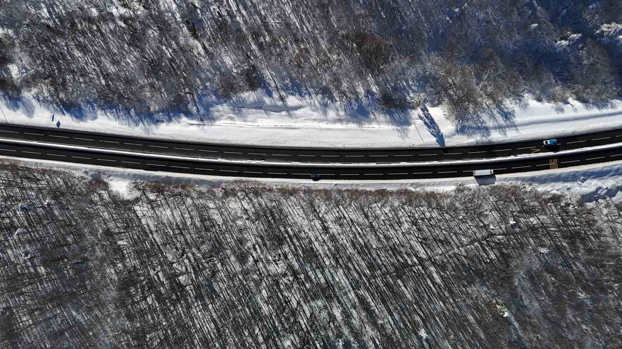 BOLU DAĞI'NDA 3 GÜNDÜR ARALIKLARLA ETKİLİ OLAN KAR YAĞIŞININ ARDINDAN BÖLGE BEYAZ ÖRTÜYLE...