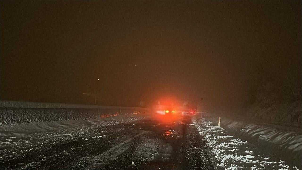 BOLU DAĞI KAR YAĞIŞI SEBEBİ İLE AĞIR TONAJLI ARAÇLARIN GEÇİŞİNE KAPATILDI. BİNEK ARAÇLARA AÇILAN...