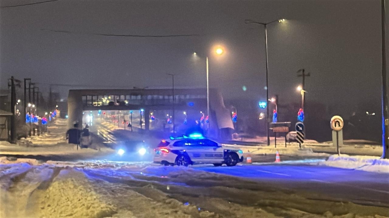 BOLU DAĞI KAR YAĞIŞI SEBEBİ İLE AĞIR TONAJLI ARAÇLARIN GEÇİŞİNE KAPATILDI. BİNEK ARAÇLARA AÇILAN...