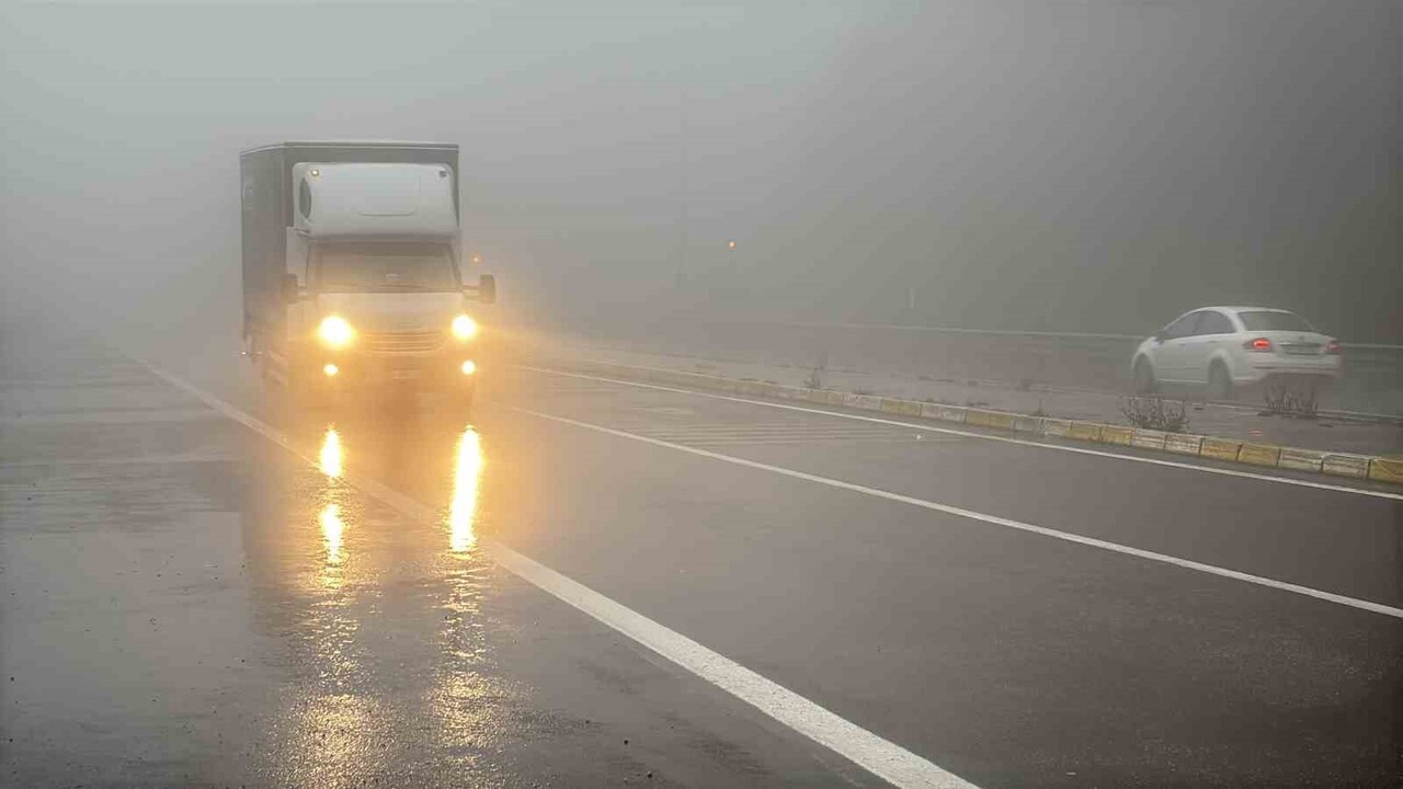 BOLU DAĞI’NDA ETKİLİ OLAN YOĞUN SİS VE SAĞANAK SEBEBİYLE GÖRÜŞ MESAFESİ YER YER 30 METREYE KADAR...