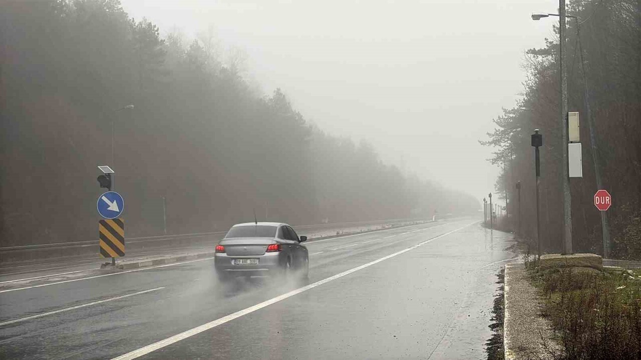 BOLU DAĞI’NDA ETKİLİ OLAN YOĞUN SİS VE SAĞANAK SEBEBİYLE GÖRÜŞ MESAFESİ YER YER 30 METREYE KADAR...