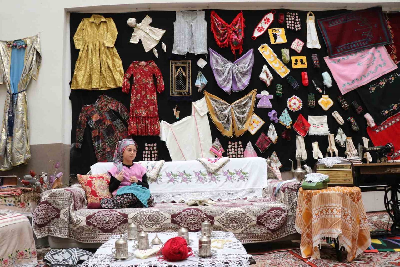 BOLU KÖROĞLU İLKOKULU'NDA OKUL BİNASININ İÇ KISMINDA BULUNAN ATIL ALANDA "YAŞAYAN MÜZE" PROJESİ...