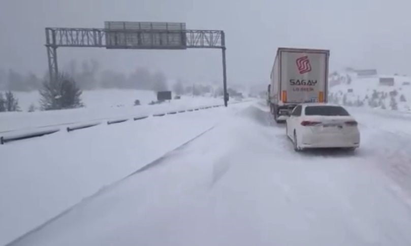 BOLU’NUN GEREDE İLÇESİNDE ETKİLİ OLAN YOĞUN KAR YAĞIŞI NEDENİYLE KAR KALINLIĞI 60 SANTİMETREYE...