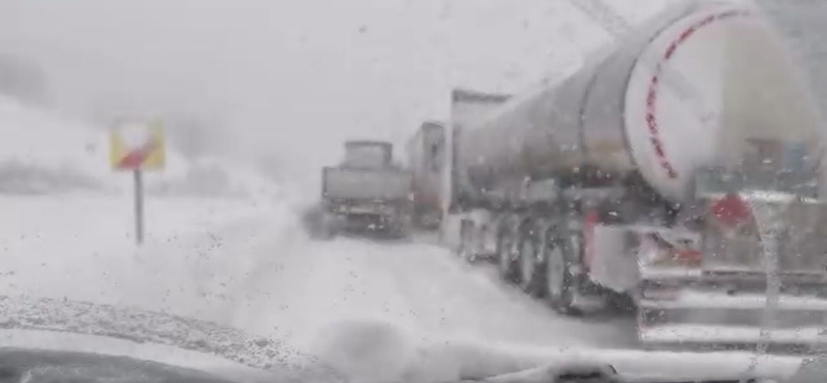 BOLU’NUN GEREDE İLÇESİNDE ETKİLİ OLAN YOĞUN KAR YAĞIŞI NEDENİYLE TIR MAKASLAMALARI SONUCUNDA...