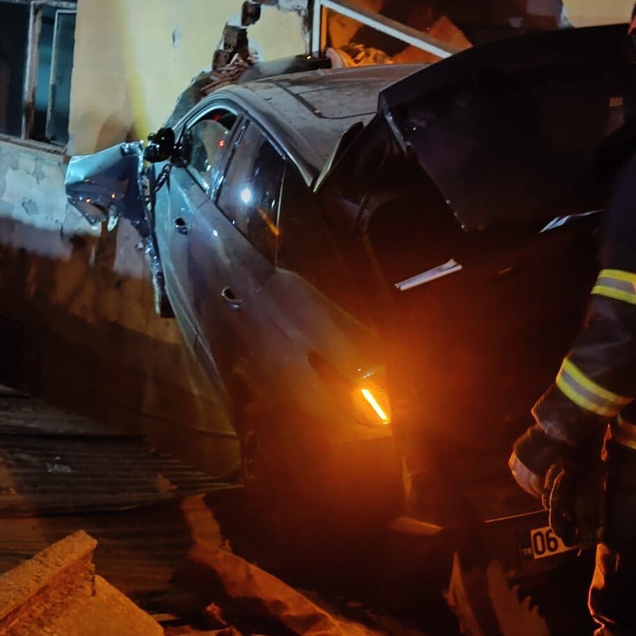 BOLU’NUN GEREDE İLÇESİNDE SÜRÜCÜSÜNÜN DİREKSİYON HÂKİMİYETİNİ KAYBETTİĞİ OTOMOBİL BİNA DUVARINA...