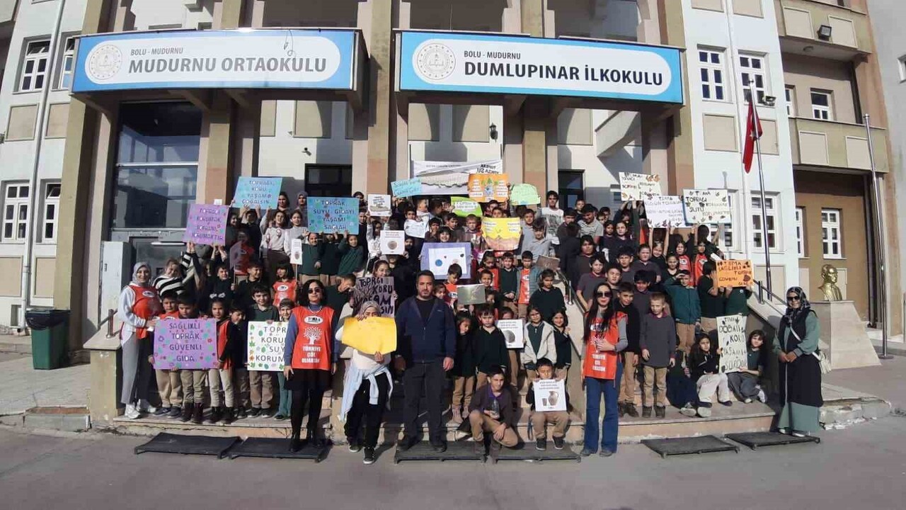 BOLU’NUN MUDURNU İLÇESİNDE EROZYON FARKINDALIK YÜRÜYÜŞÜ DÜZENLEYEN İLKOKUL ÖĞRENCİLERİ, TOPRAK VE...