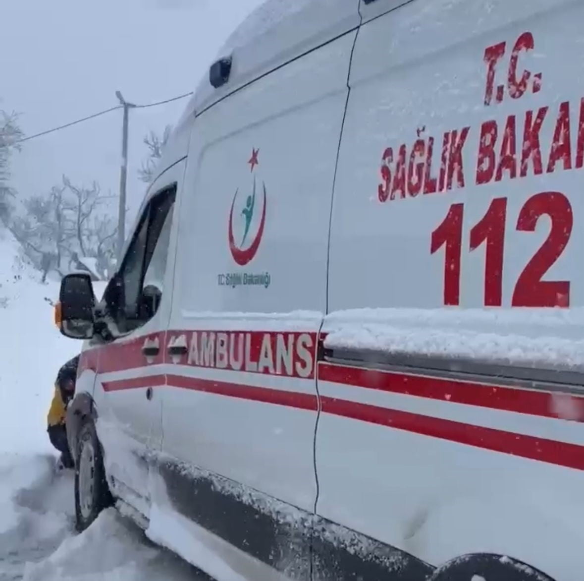 BOLU’NUN MUDURNU İLÇESİNDE YOĞUN KAR YAĞIŞI NEDENİYLE YOLDA MAHSUR KALAN AMBULANSTAKİ SAĞLIK...