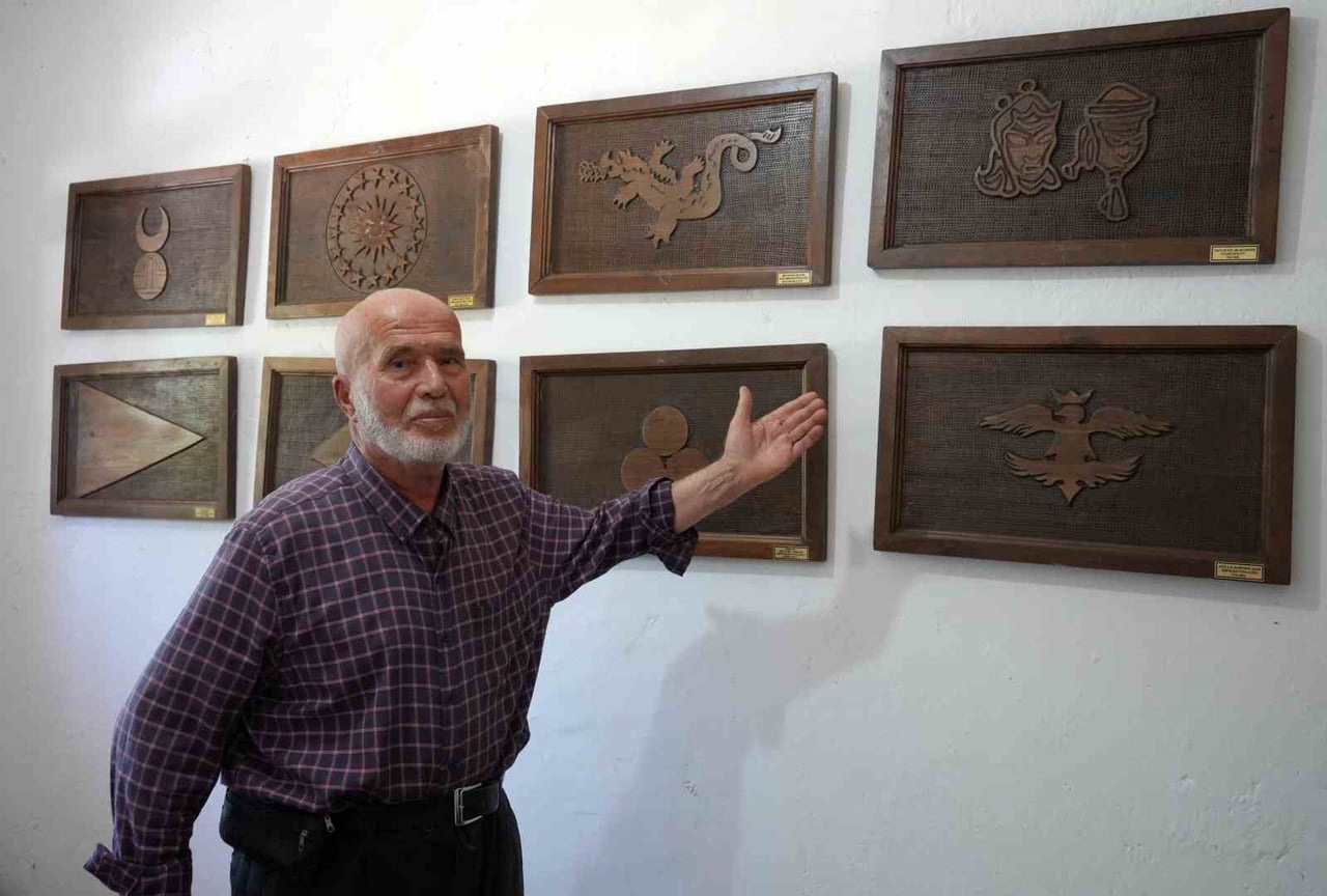 BOMBA İMHA UZMANI OLARAK GÖREV YAPTIĞI POLİSLİK MESLEĞİNDEN EMEKLİ OLDUKTAN SONRA AHŞAP HAT...