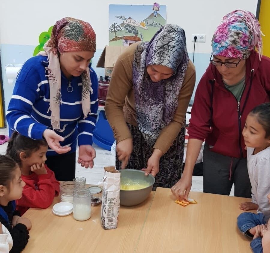 BOZDOĞAN’DA MİNİKLER EKMEK YAPMASINI ÖĞRENDİ