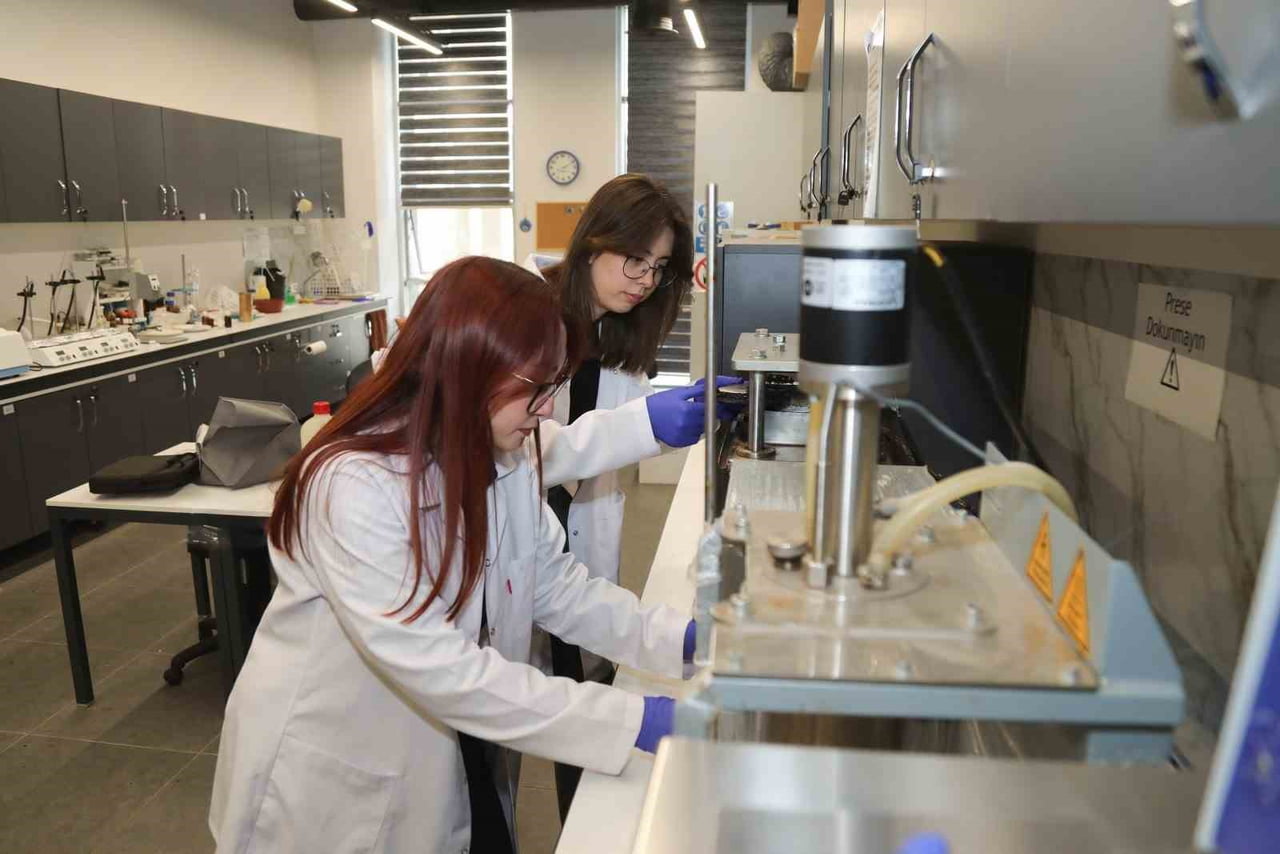 BTÜ ÖĞRENCİLERİ TUSAŞ UÇAKLARI İÇİN ÜRETİYOR