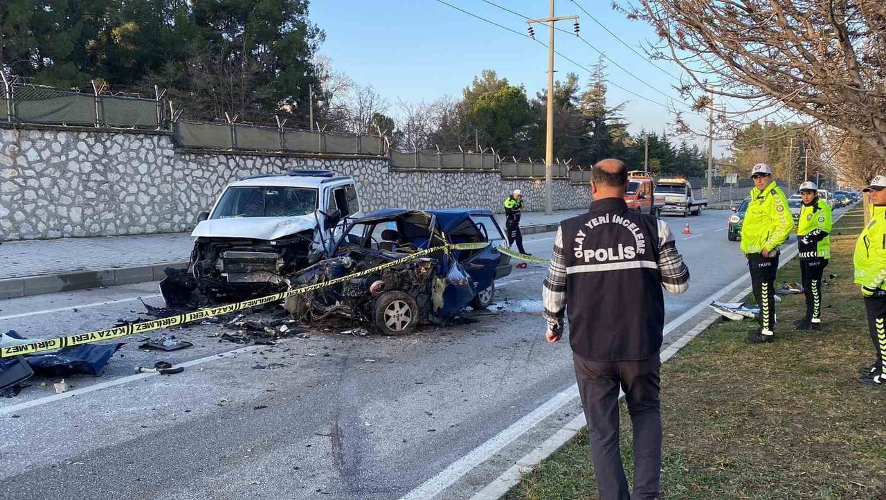 BURDUR'DA 3 ARACIN KARIŞTIĞI VE 2 KİŞİ HAYATINI KAYBETTİĞİ, 3 KİŞİNİN DE YARALANDIĞI KAZADA AĞIR...