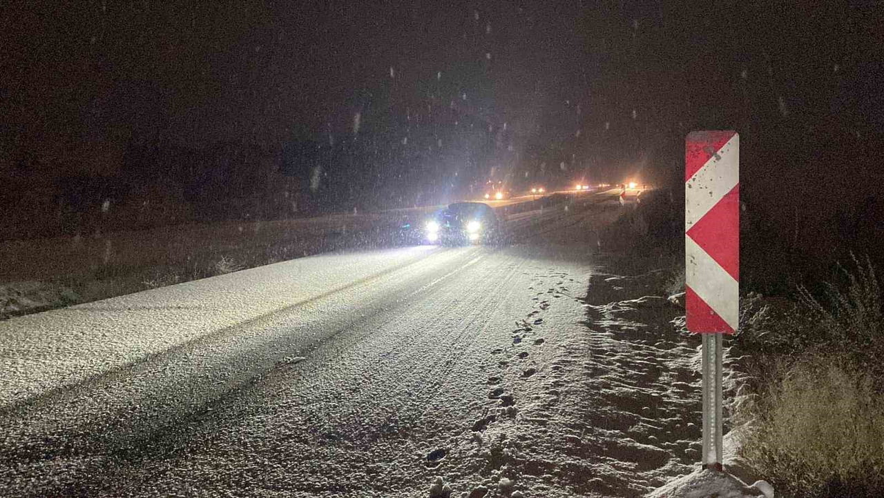 BURDUR'DA AKŞAM SAATLERİNDE BAŞLAYAN KAR YAĞIŞININ ARDINDAN BİRÇOK ARAÇ YOLDA KALIRKEN 3 SAATLİK...