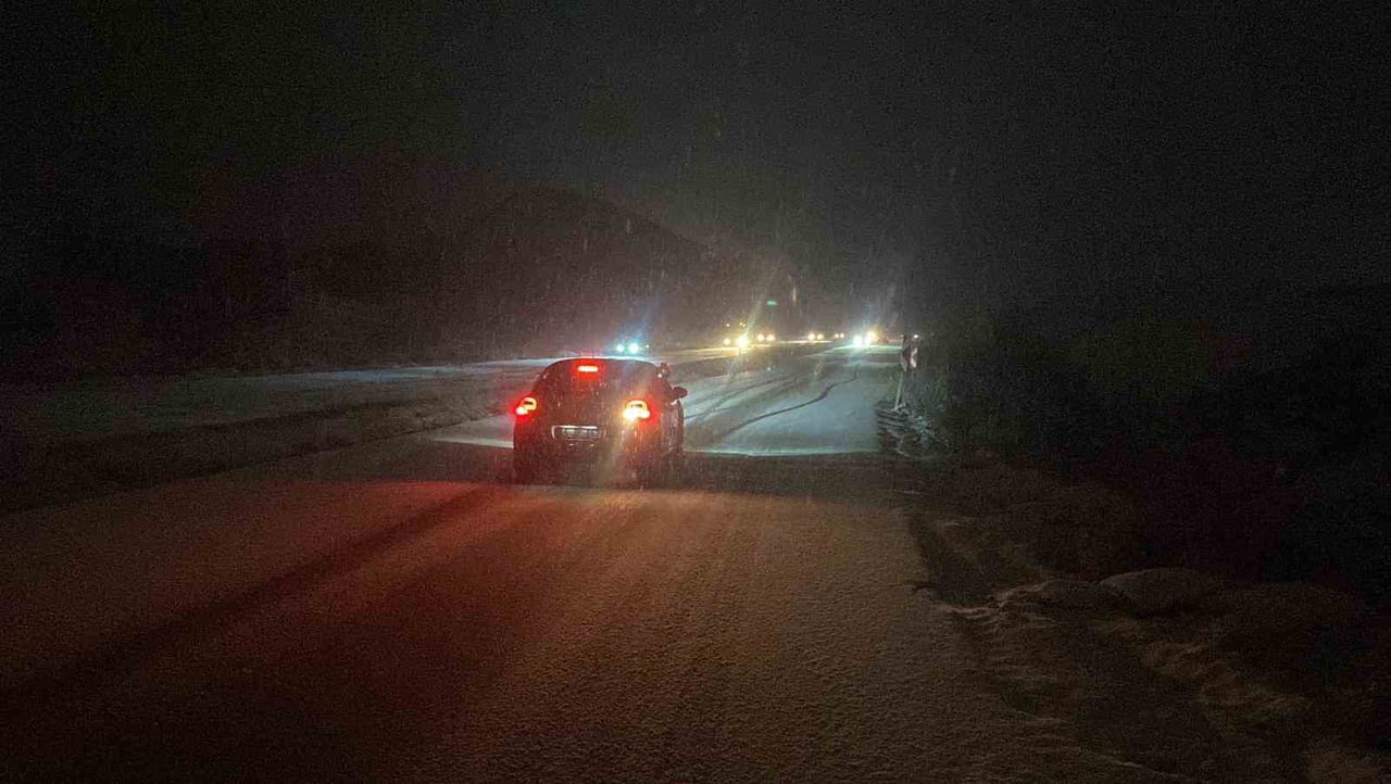 BURDUR'DA AKŞAM SAATLERİNDE BAŞLAYAN KAR YAĞIŞININ ARDINDAN BİRÇOK ARAÇ YOLDA KALIRKEN 3 SAATLİK...