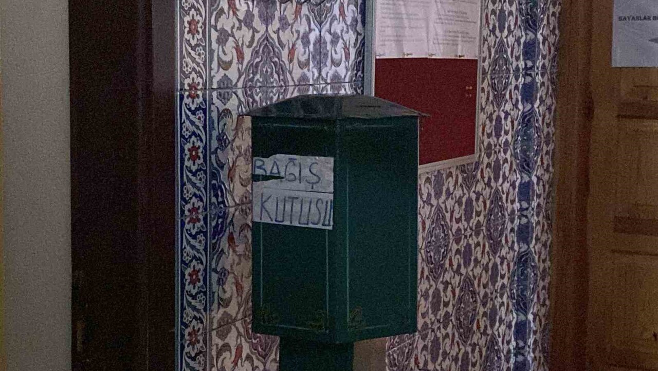 BURDUR'DA BİR CAMİYE GİREREK SADAKA KUTUSUNU AÇMAYA ÇALIŞAN HIRSIZLIK ŞÜPHELİSİ 2 ŞAHIS KAMERALARA...