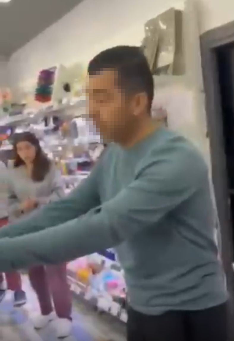 BURDUR'DA BİR KIRTASİYEYE MÜŞTERİ OLARAK GİREN KİMLİĞİ BELİRSİZ BİR ŞAHIS, KIZLARIN FOTOĞRAFLARINI...