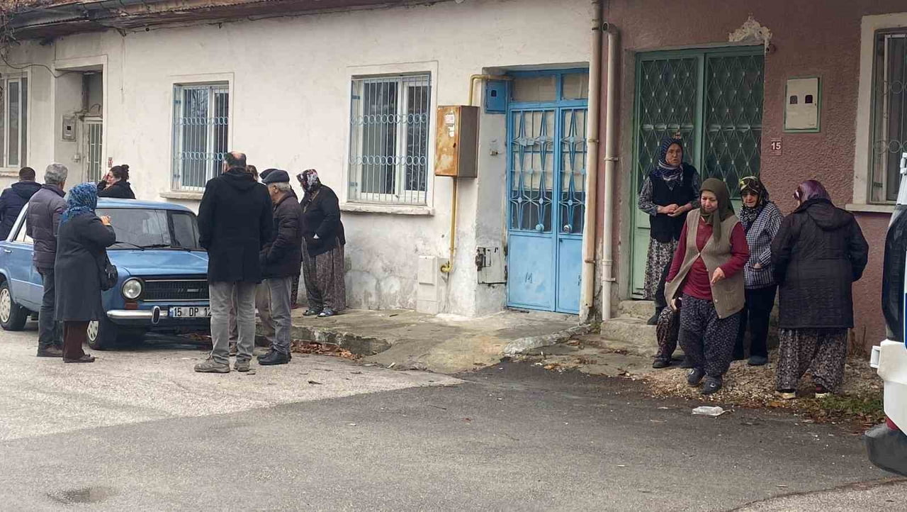 BURDUR'DA EŞİNİN ULAŞAMADIĞI 74 YAŞINDAKİ AYŞE KILIÇ EVİNDE ÖLÜ BULUNDU.