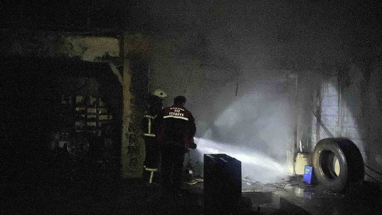 BURDUR'DA OTO YIKAMADA ÇIKAN YANGIN İTFAİYE EKİPLERİ TARAFINDAN KONTROL ALTINA ALINARAK...