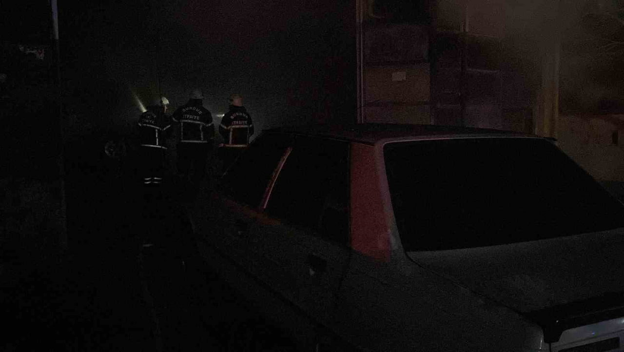 BURDUR'DA OTO YIKAMADA ÇIKAN YANGIN İTFAİYE EKİPLERİ TARAFINDAN KONTROL ALTINA ALINARAK...