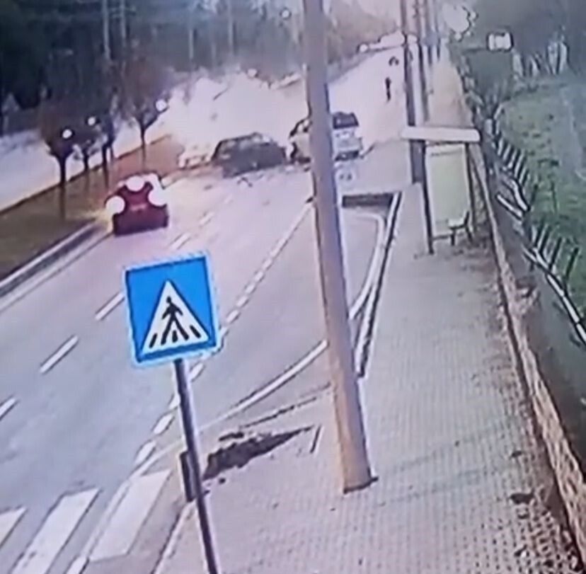 BURDUR'DA OTOMOBİL SÜRÜCÜSÜNÜN DİREKSİYON HAKİMİYETİN KAYBETMESİ SONUCU KARŞI ŞERİDE GEÇEREK 2...