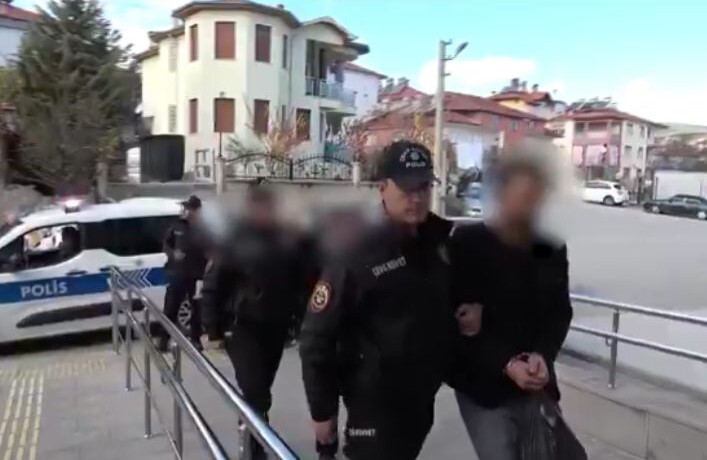 BURDUR'DA POLİS EKİPLERİ TARAFINDAN YAPILAN FUHUŞ OPERASYONUNDA 3 ŞAHIS TUTUKLANARAK CEZAEVİNE...