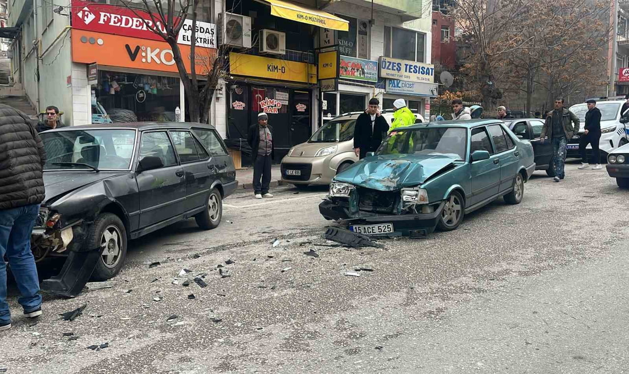 BURDUR'DA TOFAŞ MARKA 2 OTOMOBİLİN ÇARPIŞMASI SONUCU MEYDANA GELEN TRAFİK KAZASINDA 1 KİŞİ...