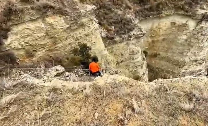 BURDUR'DA UÇURUMA DÜŞEN AV KÖPEĞİ İÇİN ZAMANLA YARIŞAN AVCILAR KENDİ İMKANLARI İLE METRELERCE...