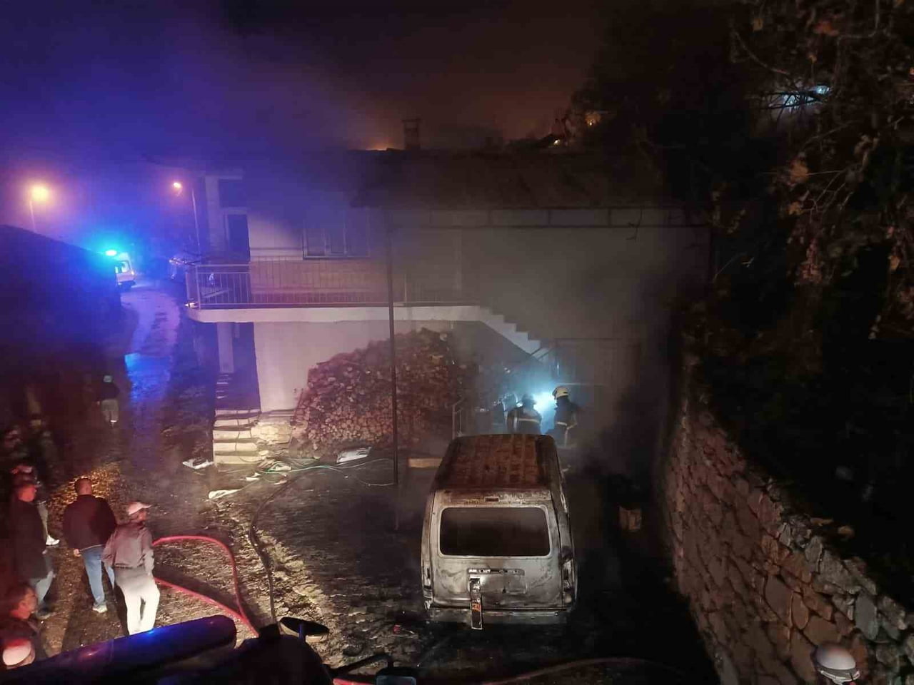 BURDUR'UN BUCAK İLÇESİNDE BİR EVDE ÇIKAN YANGININ PARK HALİNDEKİ HAFİF TİCARİ ARACA SIÇRAMASI...