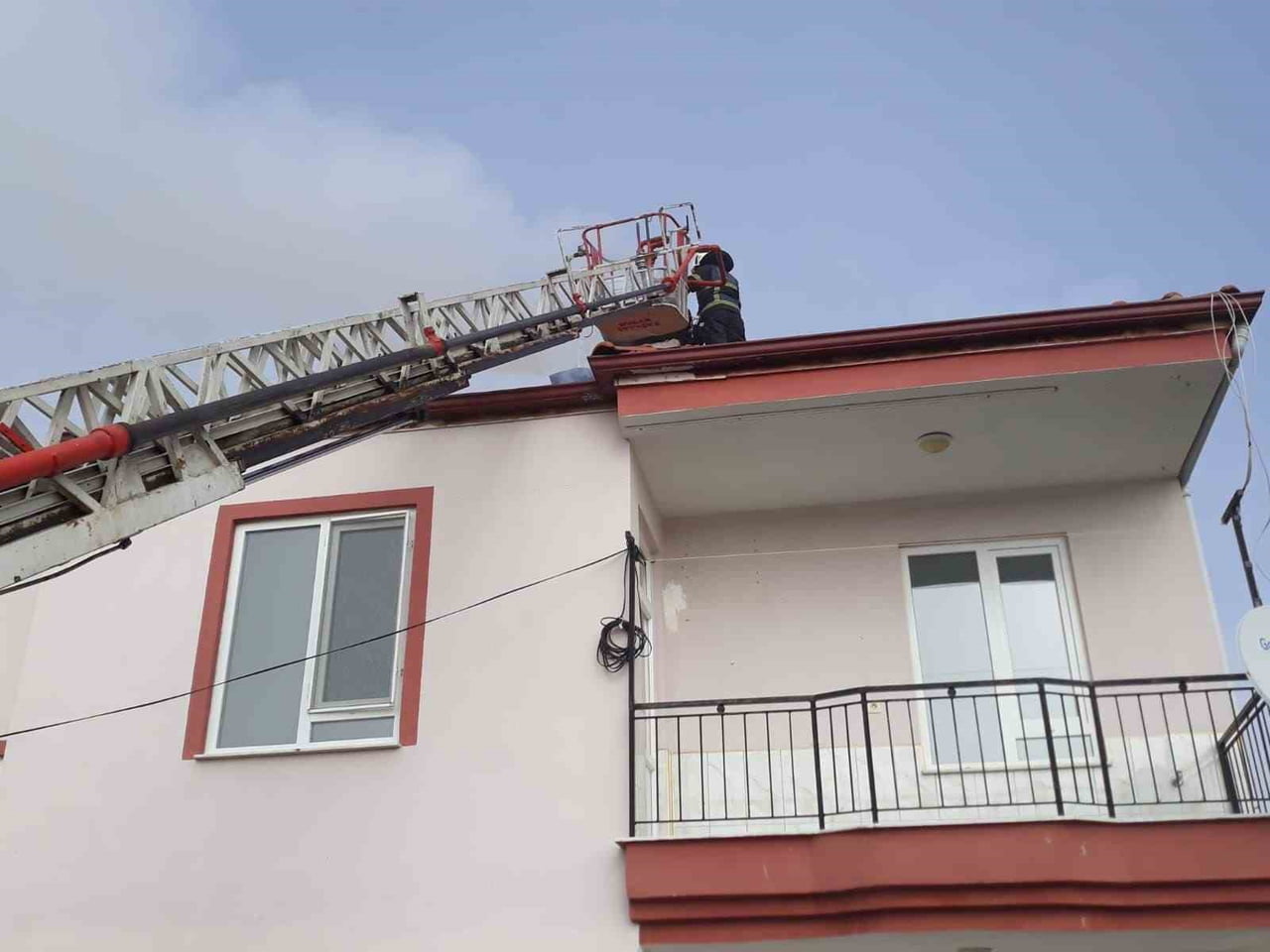 BURDUR'UN BUCAK İLÇESİNDE BİR EVİN BACASINDA ÇIKAN YANGIN İTFAİYE EKİPLERİ TARAFINDAN...