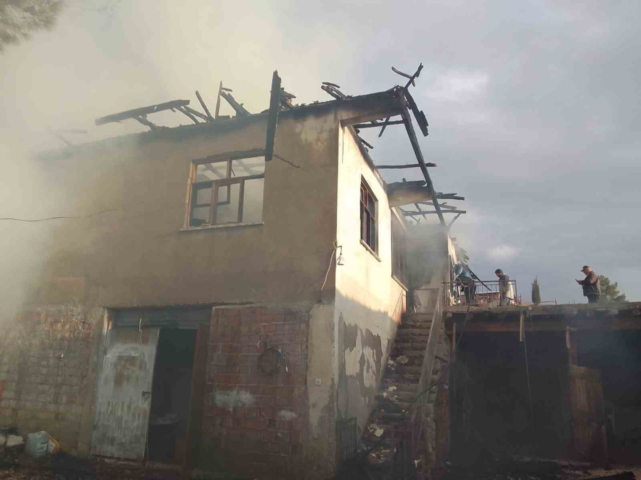 BURDUR'UN KEMER İLÇESİNDE BİR EVDE ÇIKAN YANGIN İTFAİYE EKİPLERİ TARAFINDAN SÖNDÜRÜLDÜ.