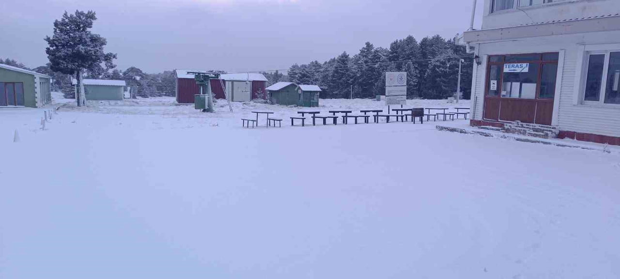 BURDUR'UN YEŞİLOVA İLÇESİNDEKİ SALDA KAYAK MERKEZİ'NE MEVSİMİN İLK KARI YAĞDI.