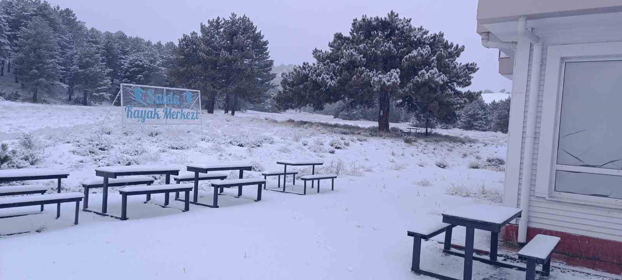 BURDUR'UN YEŞİLOVA İLÇESİNDEKİ SALDA KAYAK MERKEZİ'NE MEVSİMİN İLK KARI YAĞDI.