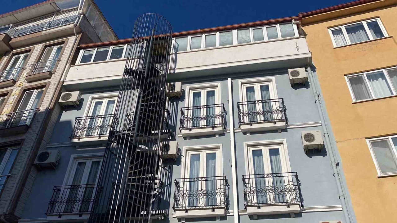 BURDUR’DA OTOBÜS ŞOFÖR OLARAK ÇALIŞAN 53 YAŞINDAKİ ADAM KALDIĞI OTELDE ÖLÜ BULUNDU.