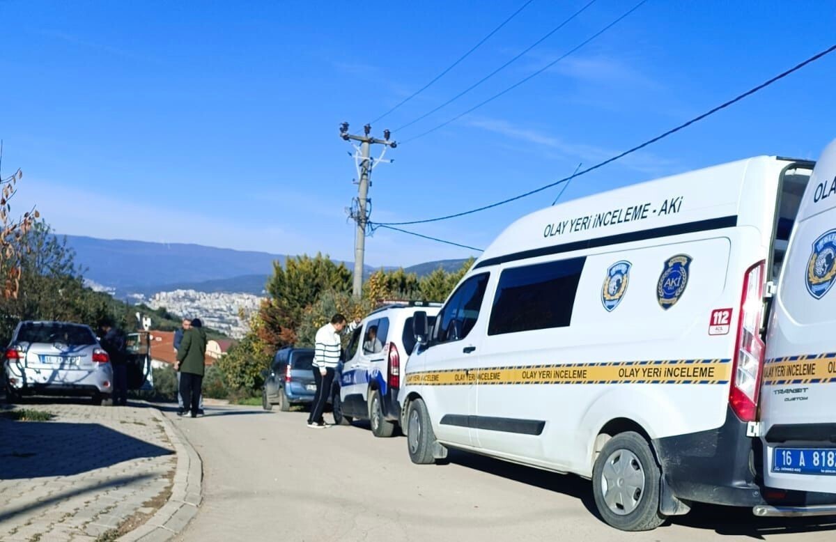 BURSA'DA ARAÇ İÇERİSİNDE FENALAŞAN 63 YAŞINDAKİ ADAM, SAĞLIK EKİPLERİNİN TÜM MÜDAHALELERİNE RAĞMEN...