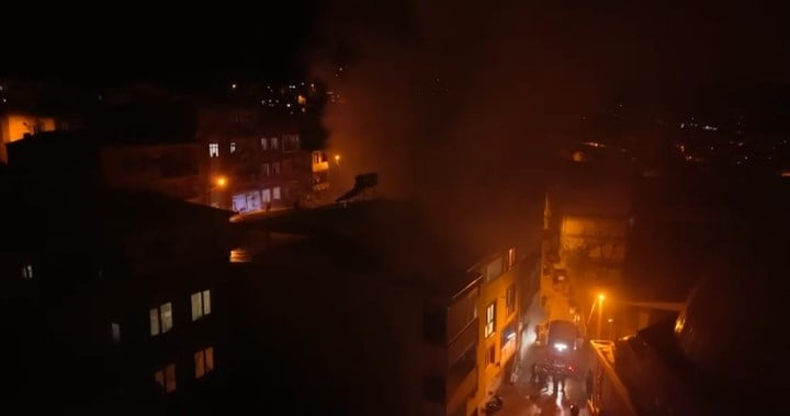 BURSA'DA BİR APARTMANIN ZEMİN KATINDA BULUNAN DEPODA ARAÇ AKÜSÜNDEN ÇIKTIĞI DEĞERLENDİRİLEN YANGIN...