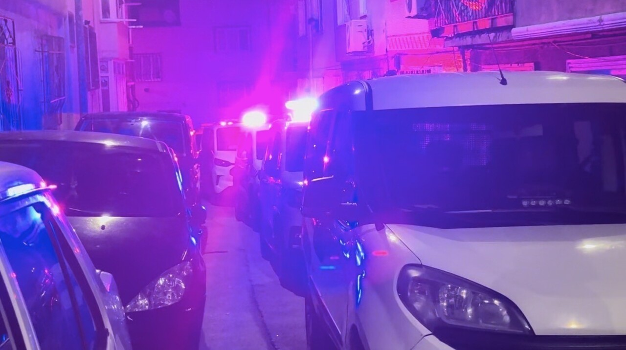 BURSA'DA BİR EVE DÜZENLENEN OPERASYONDA RUHSATSIZ 3 TABANCA, 1 POMPALI TÜFEK VE 600 MERMİ ELE...