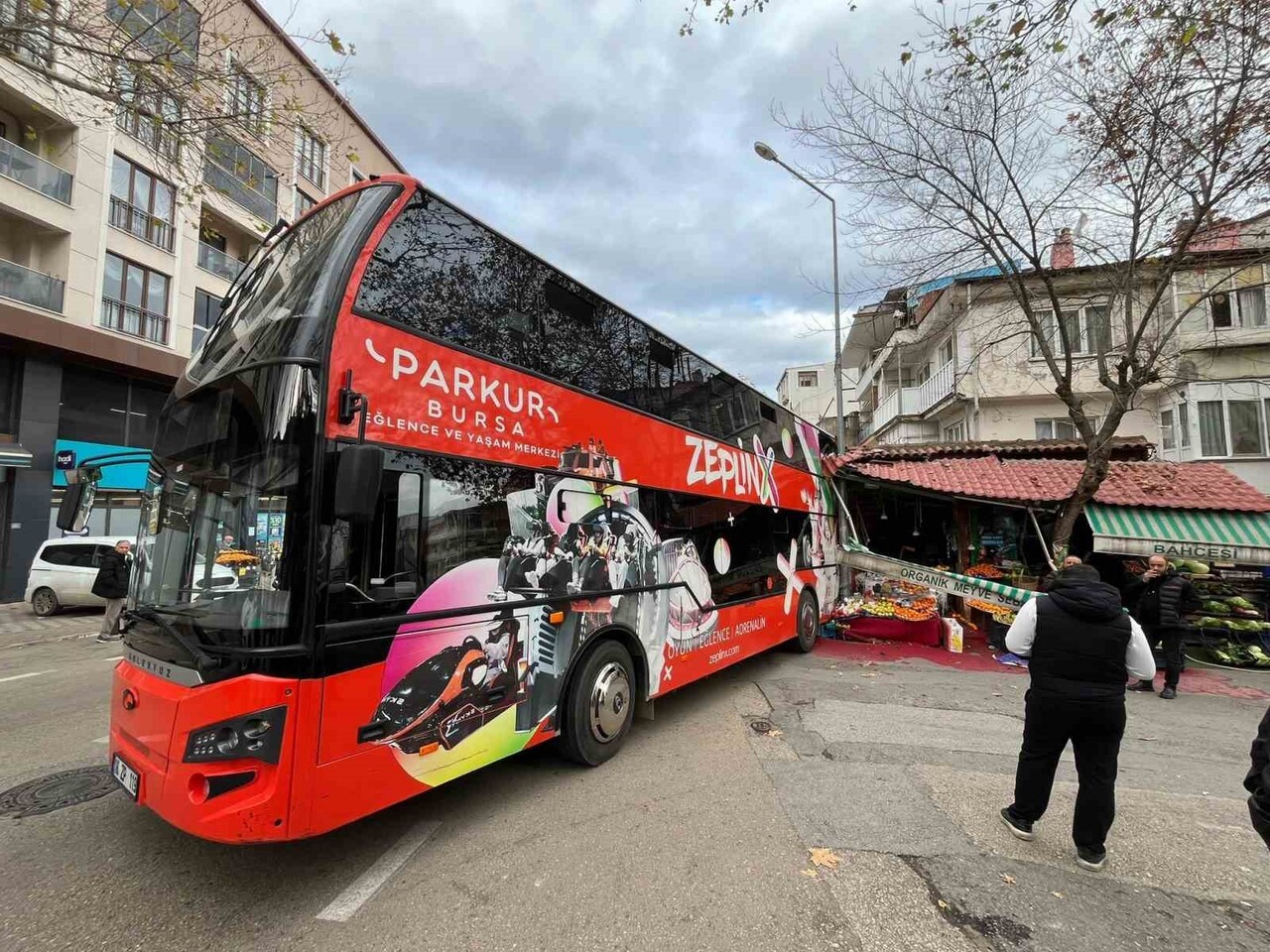 BURSA'DA BİR LİSEDEN ÖĞRENCİ ALMAK İÇİN YANAŞAN TUR OTOBÜSÜ, İMDAT FRENLERİNİN BOŞALMASI ÜZERİNE...