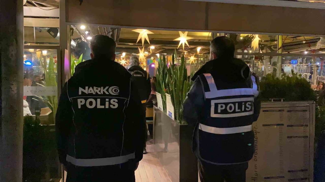 BURSA'DA GECE BOYUNCA SÜREN ASAYİŞ UYGULAMASI: 3 İLÇEDE ARANAN ŞAHISLAR YAKALANDI