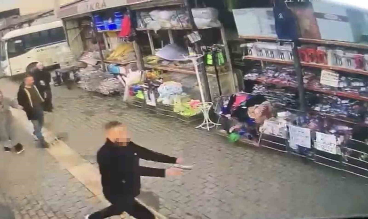 BURSA'DA HUSUMETLİSİNİ CADDE ORTASINDA SİLAHLA KOVALAYAN ŞAHIS, ÇEVREDEKİ KALABALIĞA ALDIRIŞ...