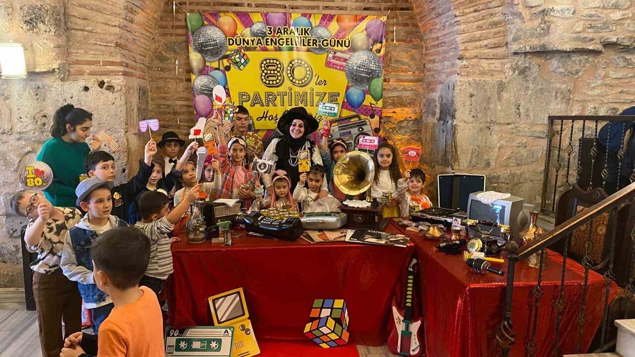 BURSA'DA ÖZEL EĞİTİM ÖĞRETMENİ ÜMMÜHAN KEYİF KOÇ, 3 ARALIK DÜNYA ENGELLİLER GÜNÜ'NDE ÖĞRENCİLERİ...