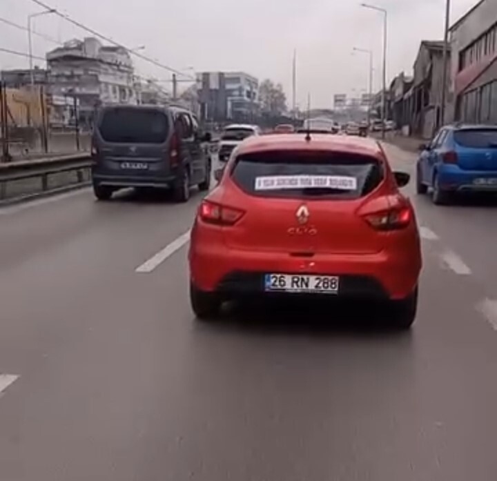 BURSA'DA SEYİR HALİNDEKİ SÜSLÜ OTOMOBİL, ARKA CAMINA YAZILAN NOTLA GÖRENLERİ HEM ŞAŞIRTTI HEM...