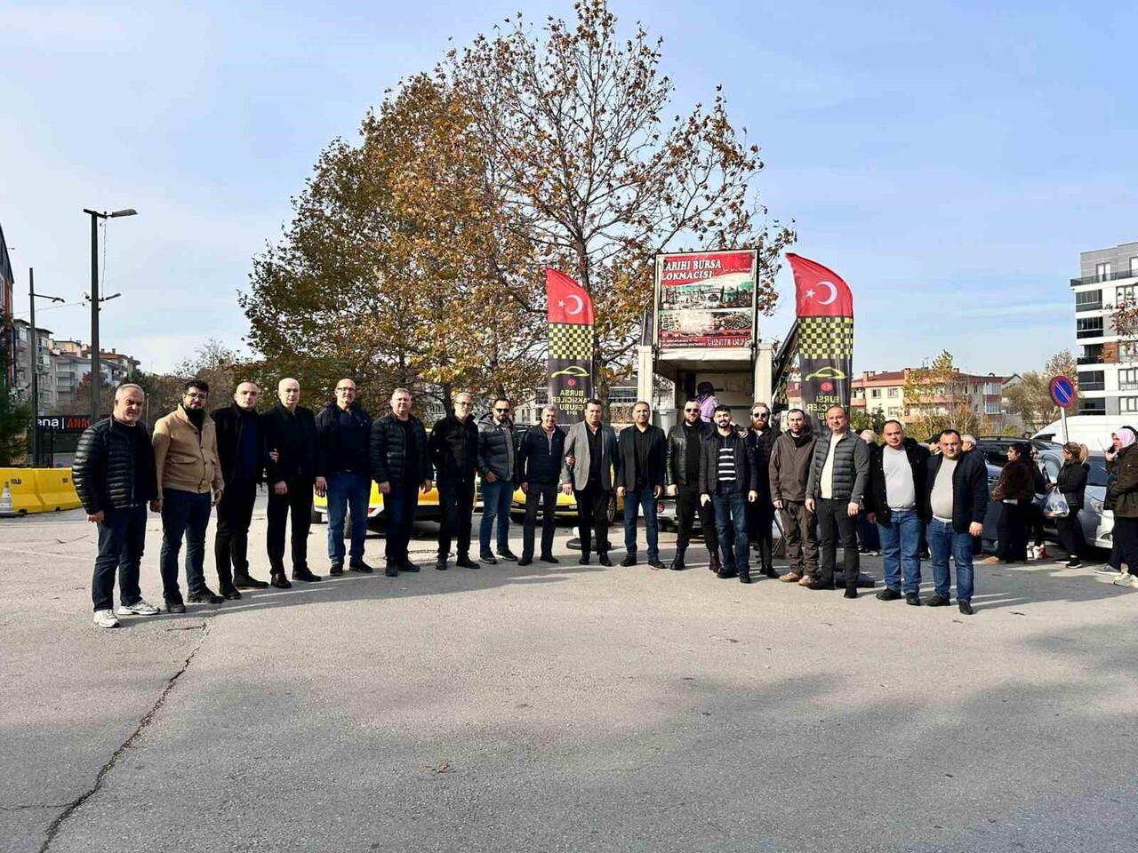 BURSA'DA TAKSİCİLER GRUBU ÜYELERİ, ŞEHİTLER İÇİN DÜZENLEDİKLERİ HAYIR ETKİNLİĞİ KAPSAMINDA ÜÇ GÜN...